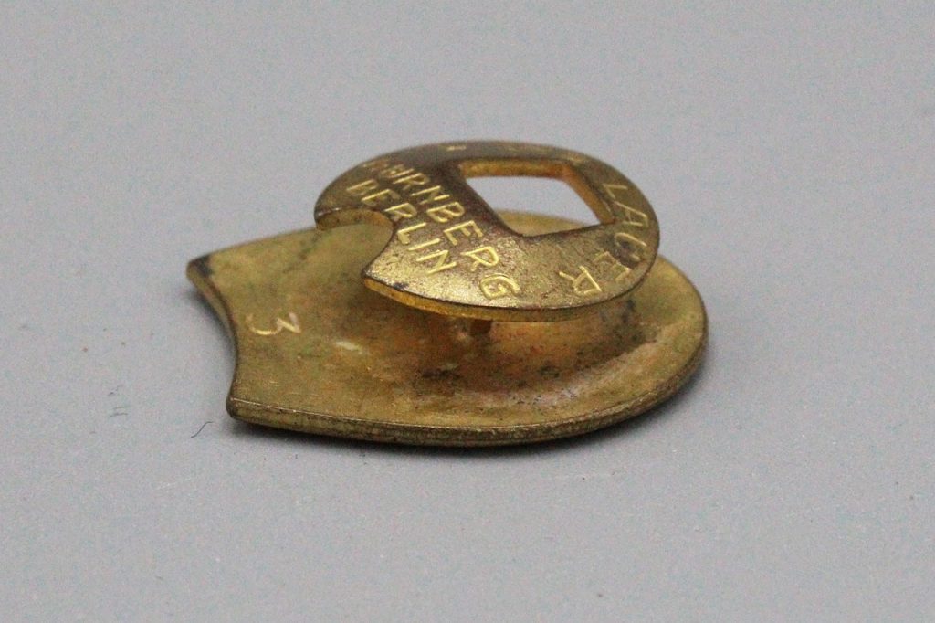 WW2 German FRV Lapel Pin . PIN753 Time Traveler Militaria