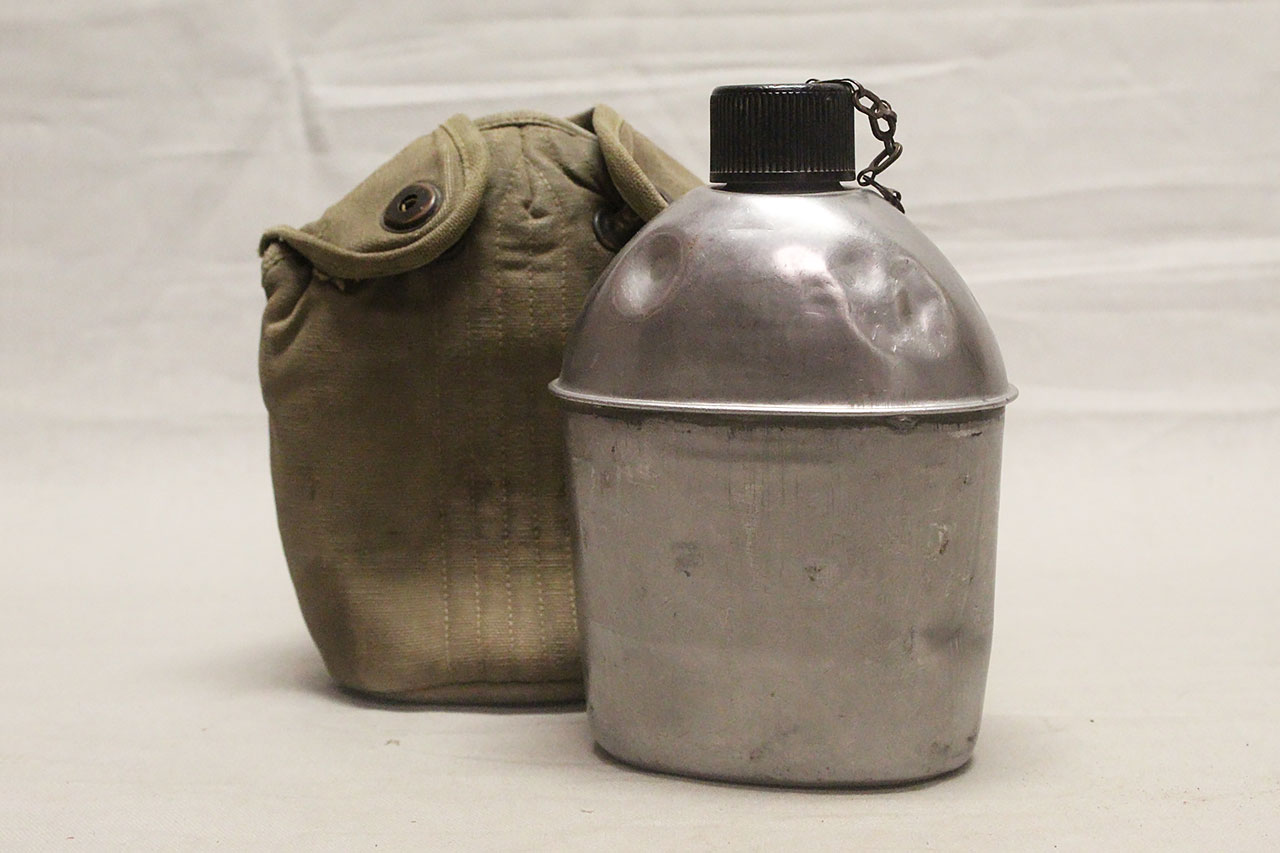 WW2 US Canteen w/Cover . FLU1327 Time Traveler Militaria