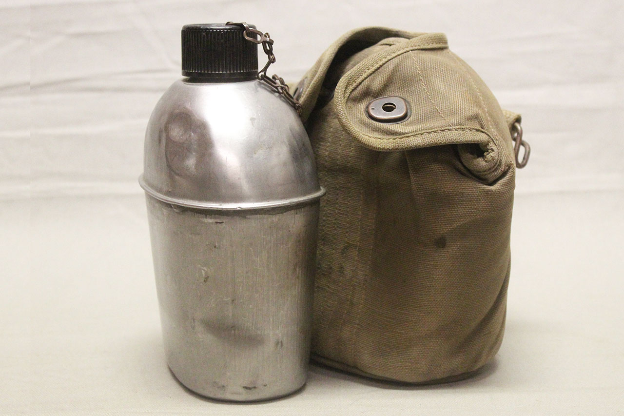 WW2 US Canteen w/Cover . FLU1327 Time Traveler Militaria