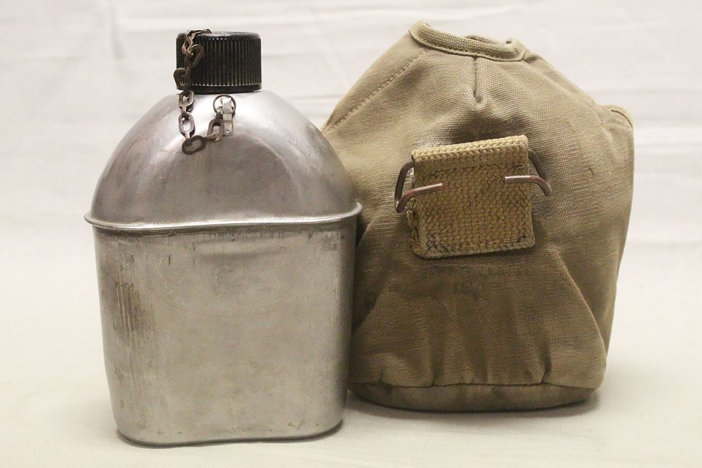 WW2 US Canteen w/Cover . FLU1327 Time Traveler Militaria