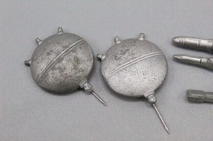 WW2 German group of five (5) WHW Series tinnies . PIN1073 - Image 2