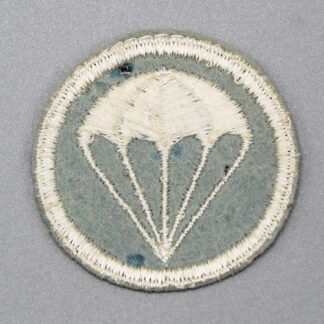 US WW2 Army Airborne Infantry Parachute Cap Insignia . USP1061