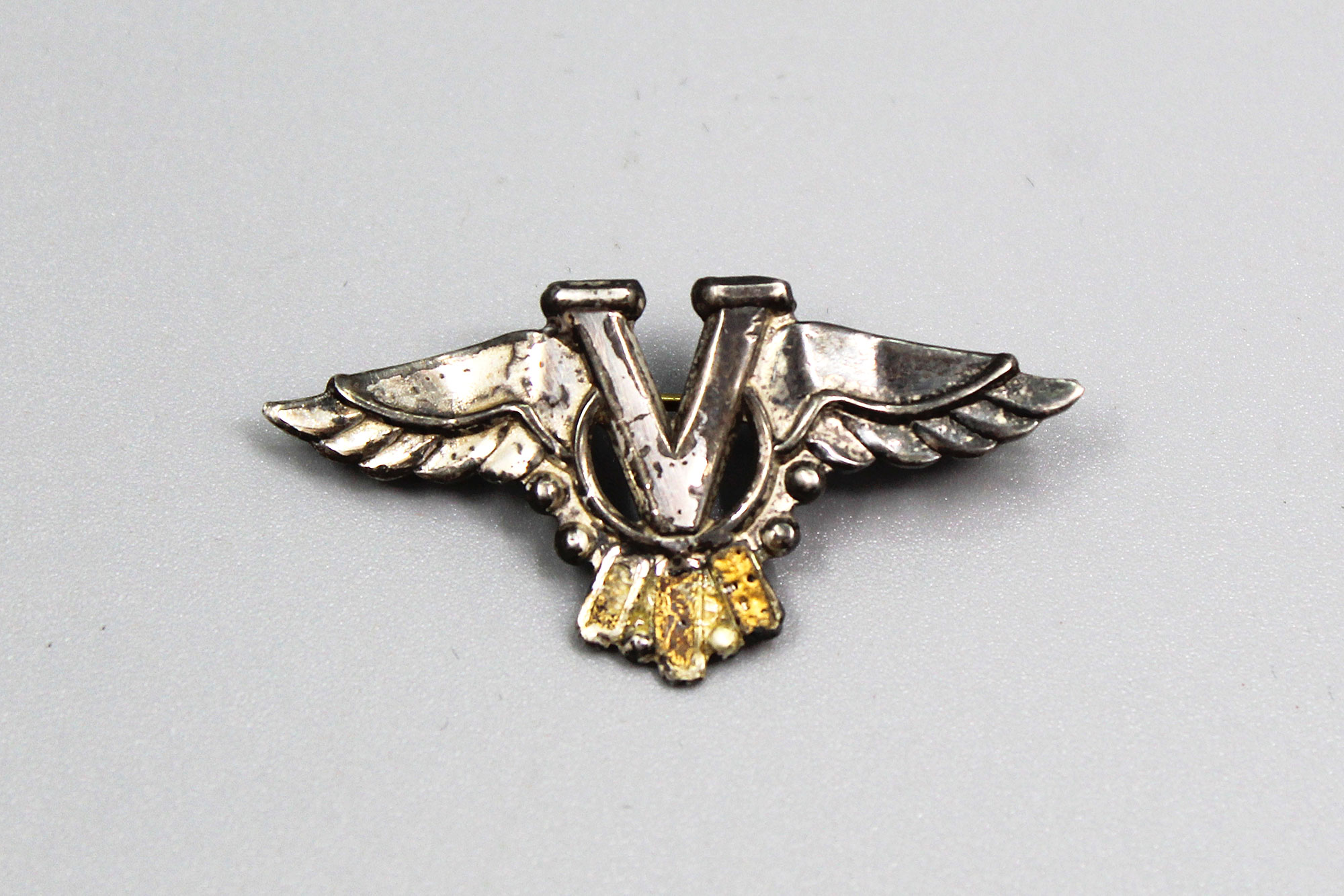 US V for Victory Homefront Wings - Sterling WW2 . W198