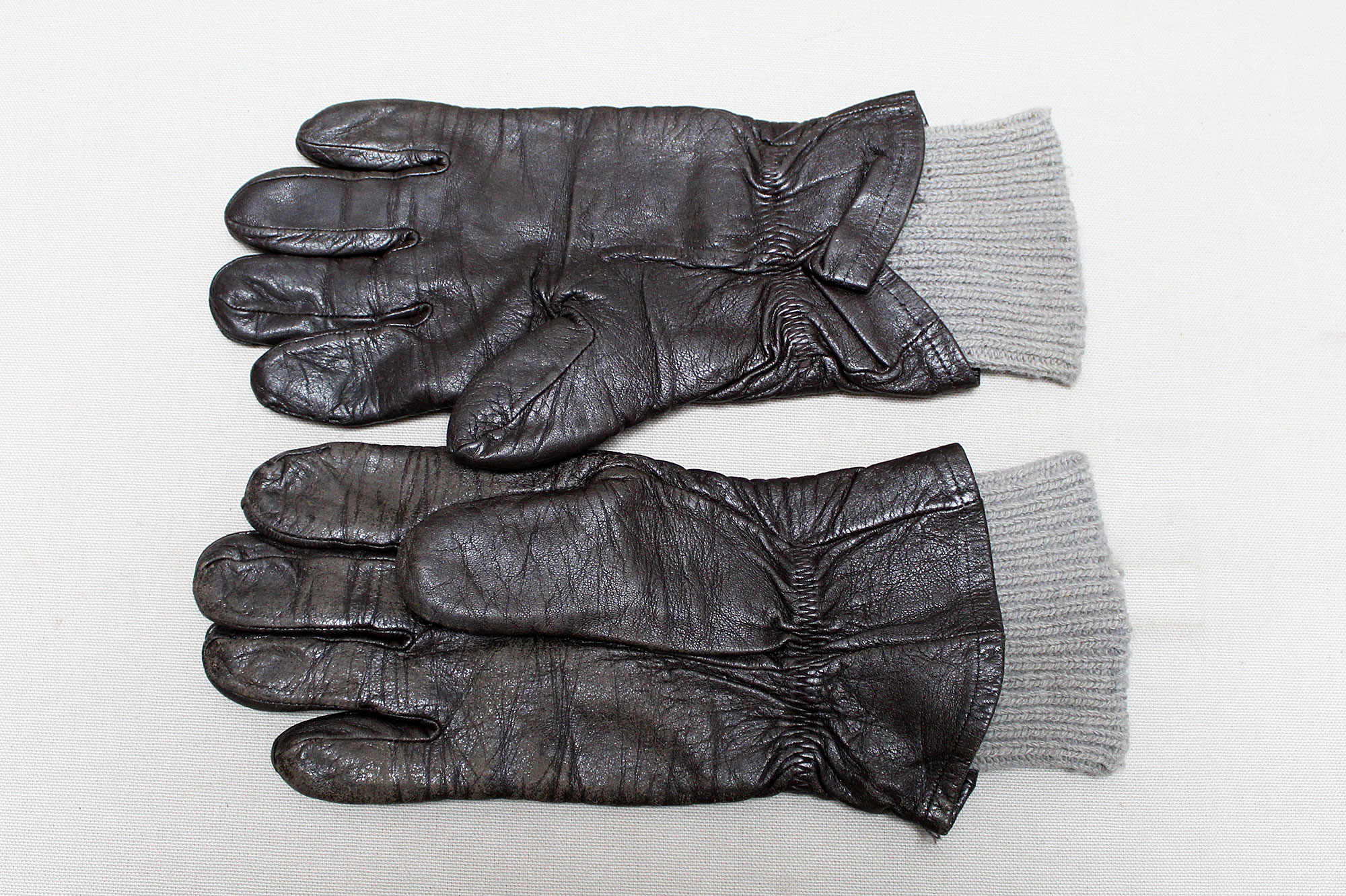 US Vietnam Pilot Gloves and Liners HAU6/P 1967 Size 4 . UA1086 Time Traveler Militaria