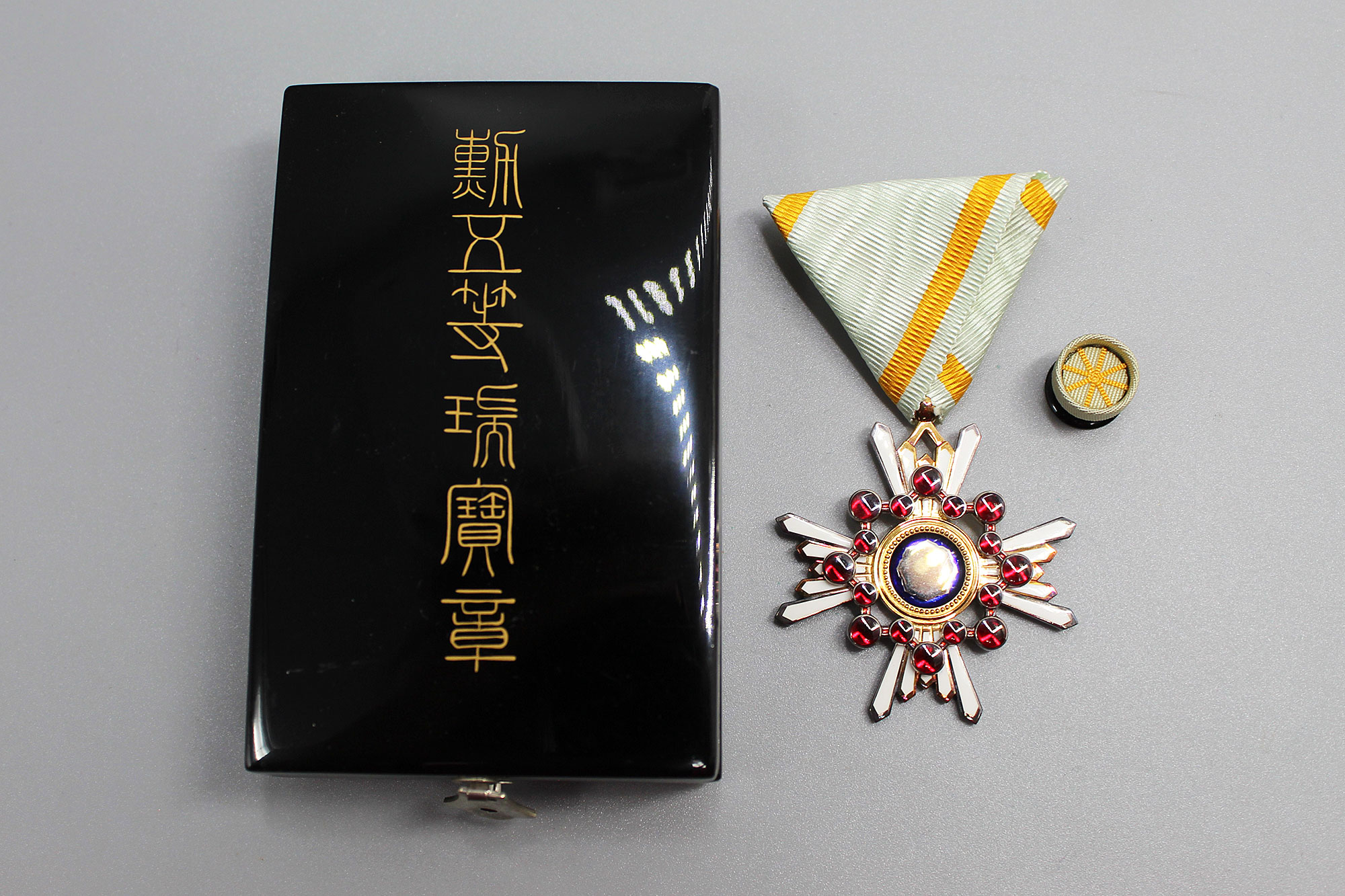 Japanese Sacred Treasure Medal 5th Class in Case . NNJ311 - Time Traveler  Militaria, image size:2000x1333