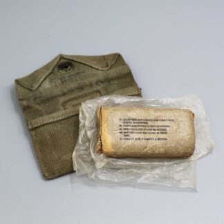 US Army First Aid Pouch w/Bandage . FLU741