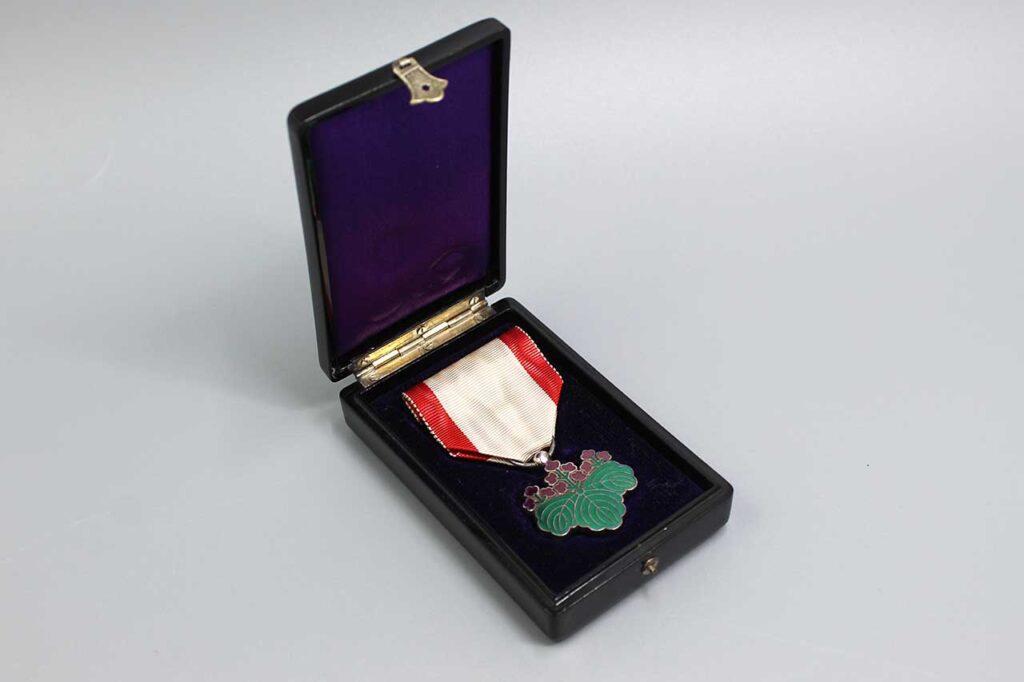 Japanese 7th Rising Sun Medal in Case . NNJ341 Time Traveler Militaria