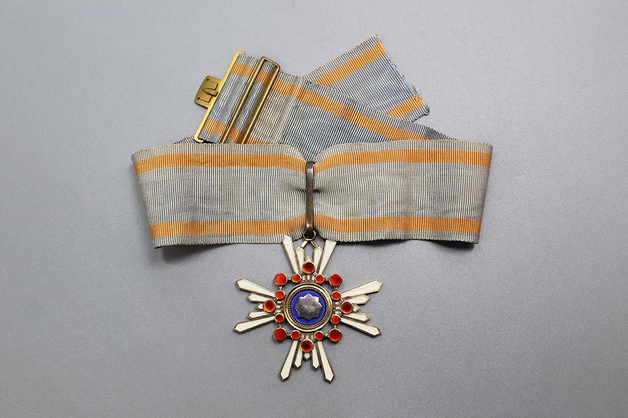 Japanese Sacred Treasure 3rd Class . NNJ3007cxcc - Time Traveler Militaria, image size:1280x853