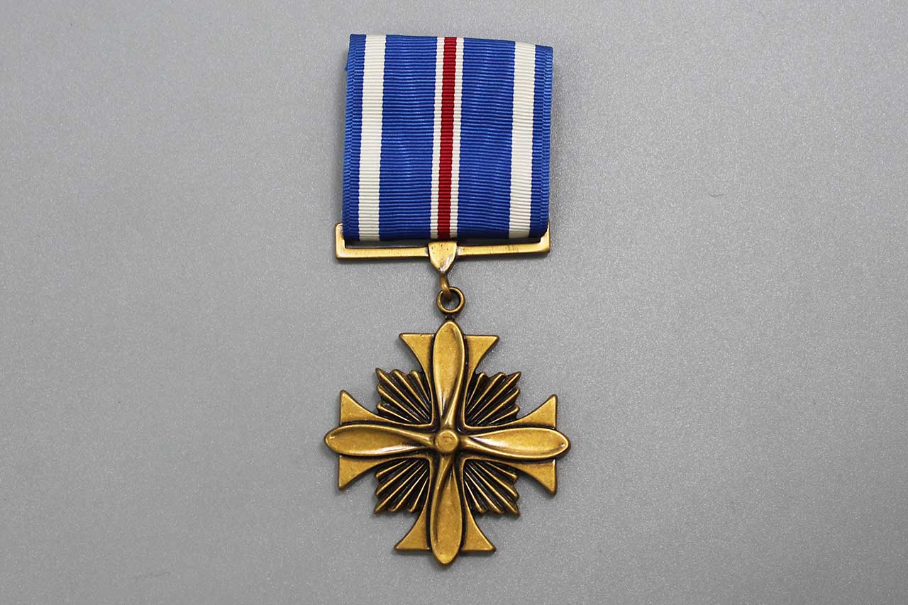 米軍殊勲飛行十字章　Distinguished Flying Cross Distinguished Flying Cross (United States) - Wikipedia