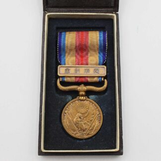 Japanese 1937 China Incident War Medal in Case . NNJ363