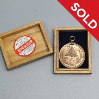 SOLD 1904-05 Japanese Red Cross Society Relief Comm Medal in Box . NNJ481